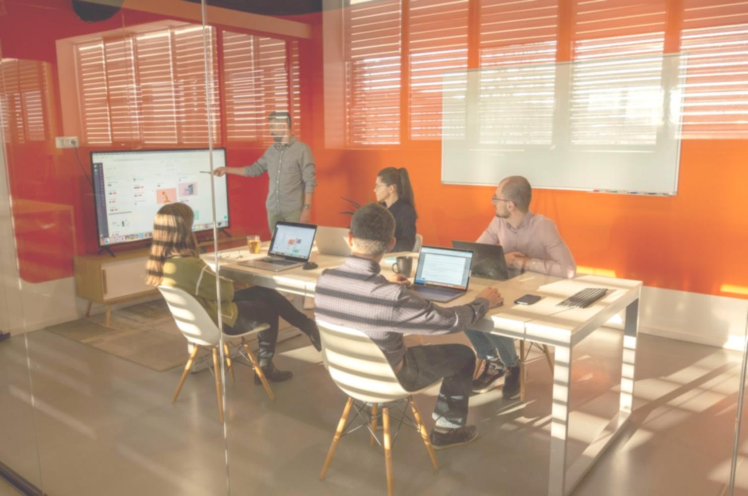 Grupo de emprendedores colaborando en sesión de aprendizaje financiero